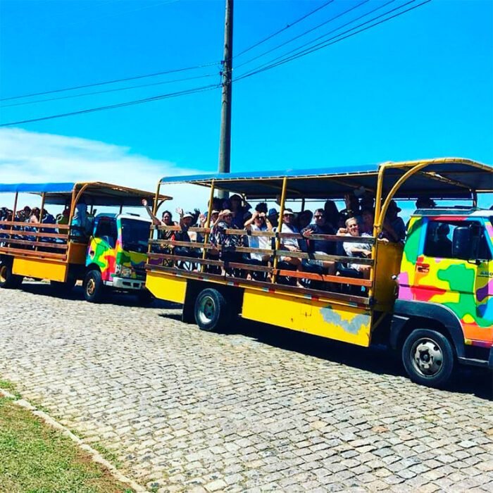 Jardineira com turistas passeando em Cabo Frio