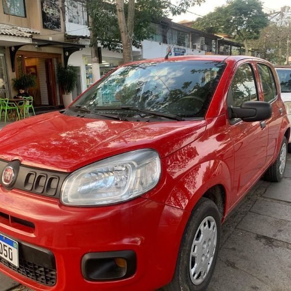 Carro estacionado na rua para aluguel em Búzios